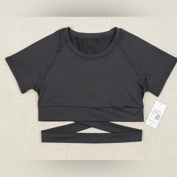 HALARA Tops - NWT Halara Black Athletic Cropped Athletic Tee with Crisscross Hem Size M